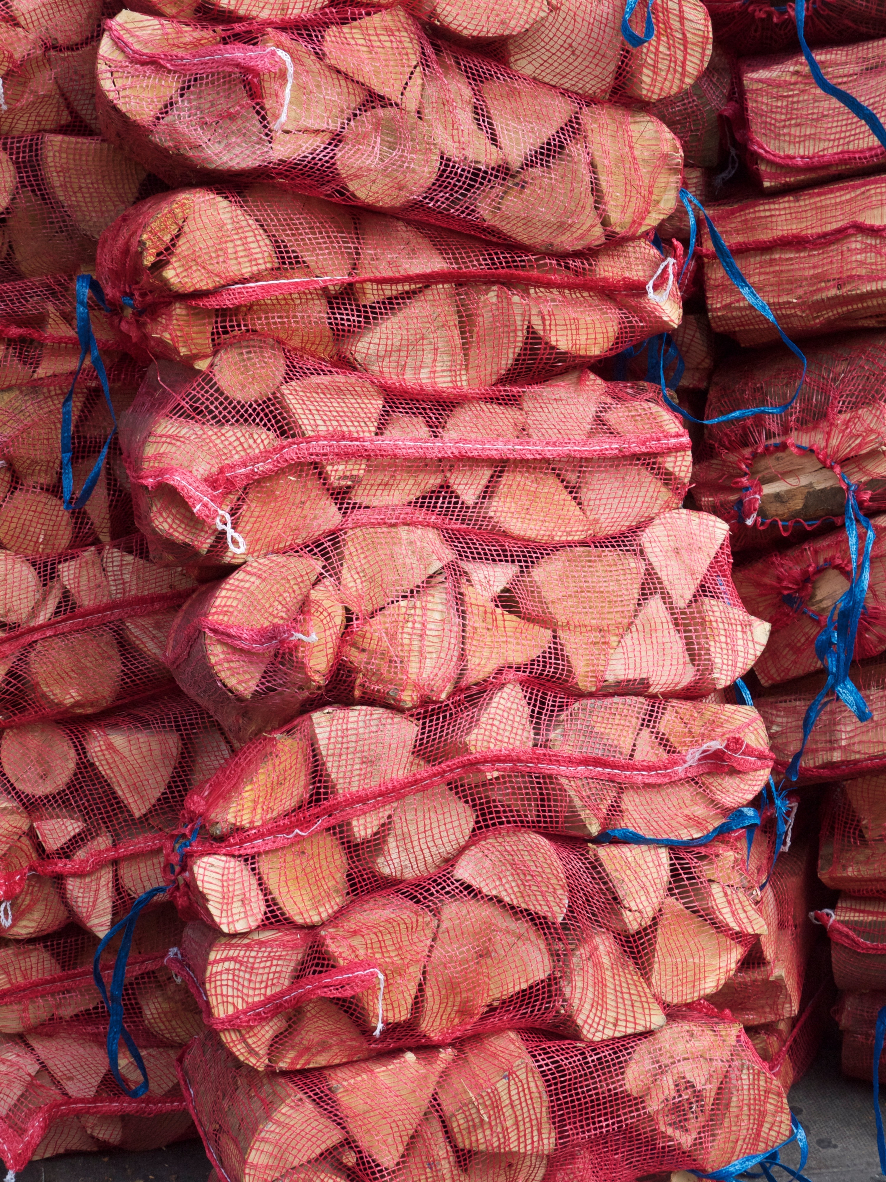 Nachhaltiges Brennholz in Säcken aus Heidenheim